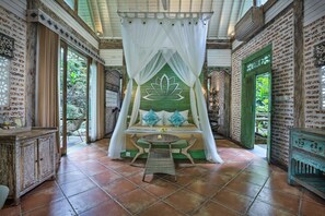 Colchones con pillow-top, minibar y caja de seguridad en la habitación 