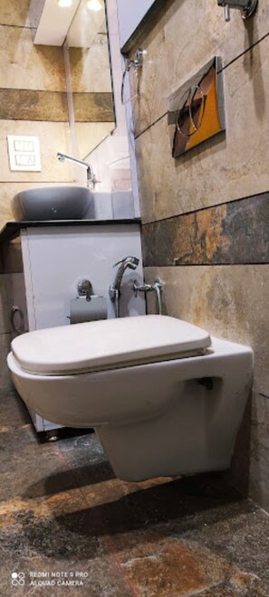 Shower, rainfall showerhead, free toiletries, towels
