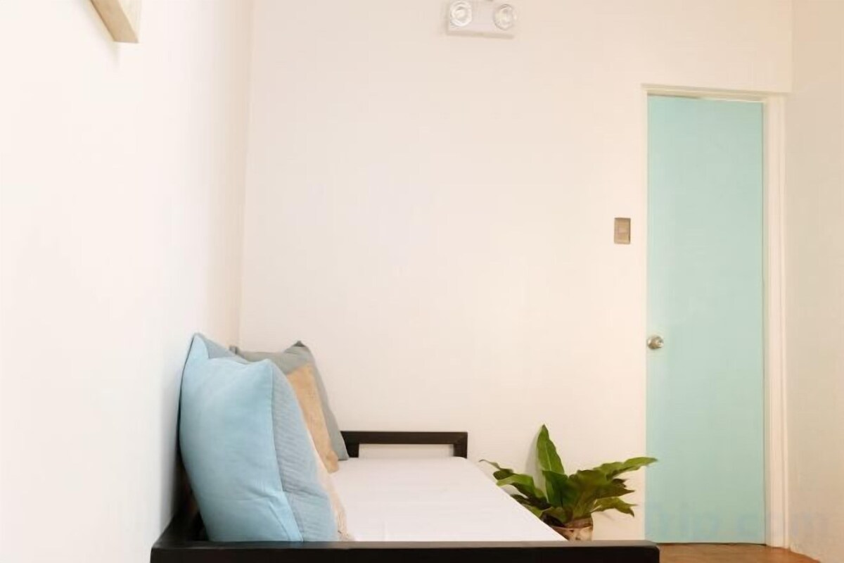 WiFi (free), bed sheets