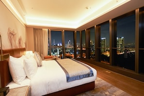 270° River View King Size Bed Suite Room | Premium bedding, down duvets, memory-foam beds, in-room safe - LN Dongfang Hotel Pazhou (Guangzhou)