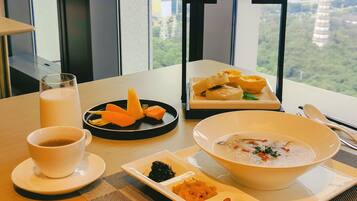 Daily buffet breakfast (CNY 138 per person)