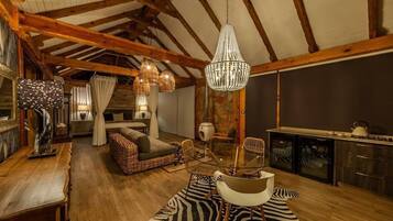 Habitación de lujo | Área de sala de estar | Chimenea