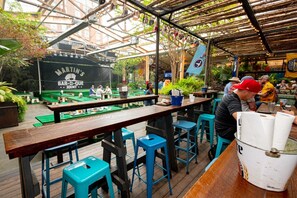 Outdoor dining - Downtown Nashville Condo - Walk to Broadway Bars + Free Parking! (Nashville)