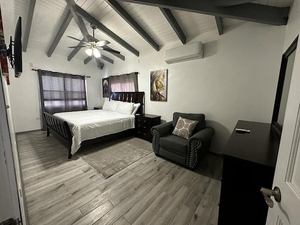 1 室のベッドルーム、アイロン / アイロン台、WiFi (無料)、ベッドシーツ