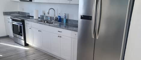 Refrigerador, microondas, horno y parrilla de estufa