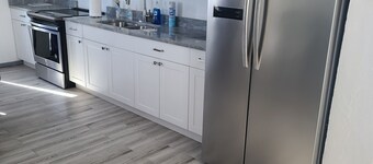 Cozy cottage - New Build, 10 minutes from the beach!