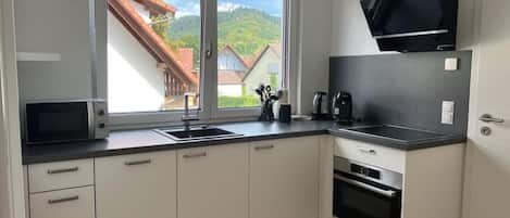 Réfrigérateur, four à micro-ondes, surface de cuisson, lave-vaisselle
