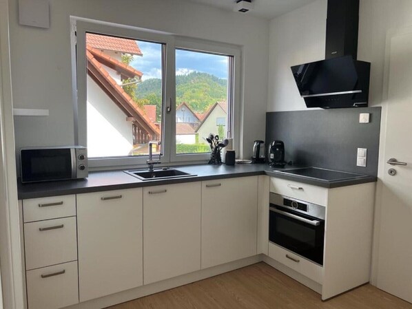 Køleskab, mikrobølgeovn, kogeplade, opvaskemaskine