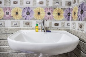 Een douche, een regendouche, gratis toiletartikelen, handdoeken