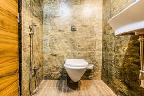 Executive Room | Bathroom | Shower, rainfall showerhead, free toiletries, towels - Fabhotel Amour (Mumbai)