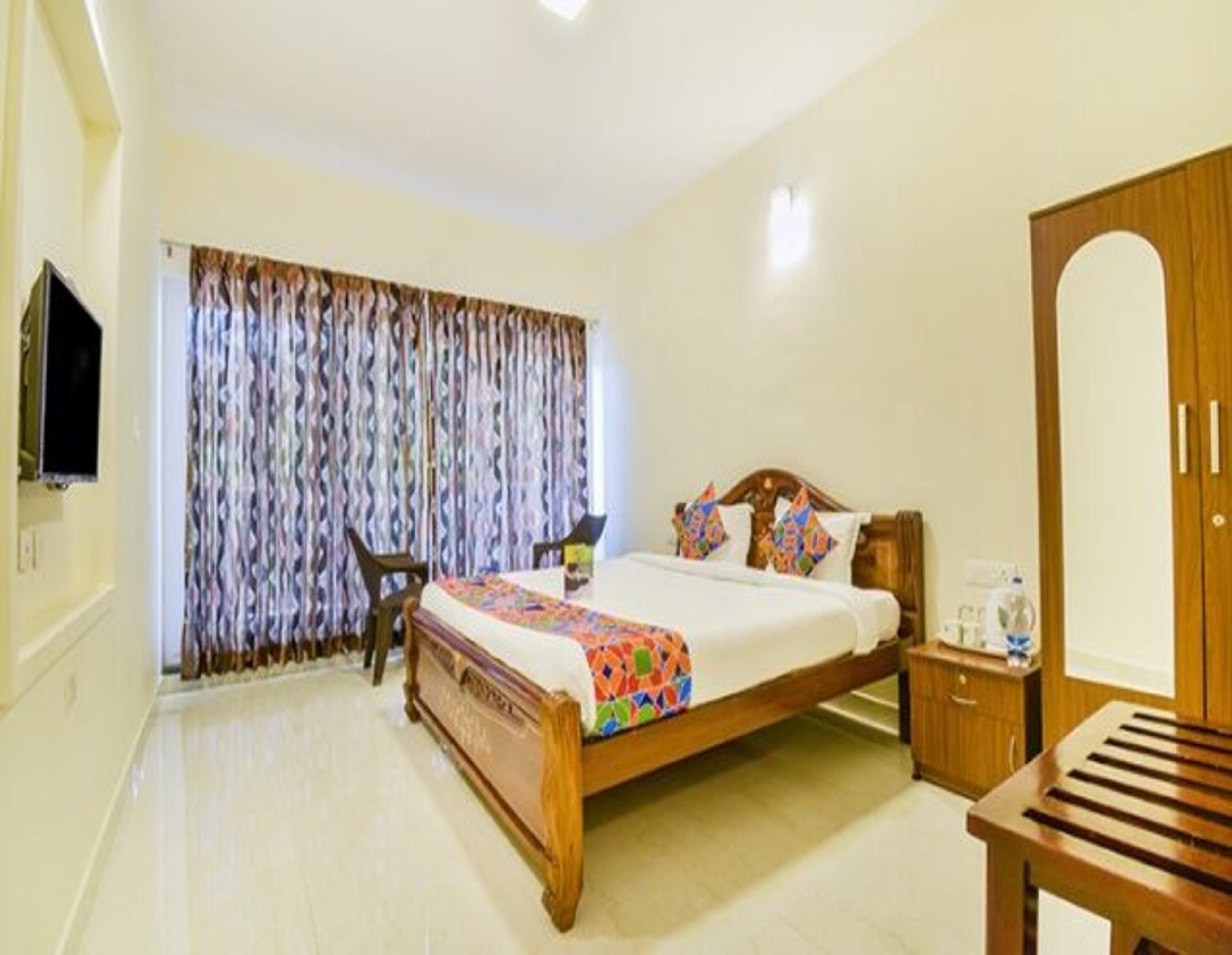 Egyptian cotton sheets, premium bedding, in-room safe, desk