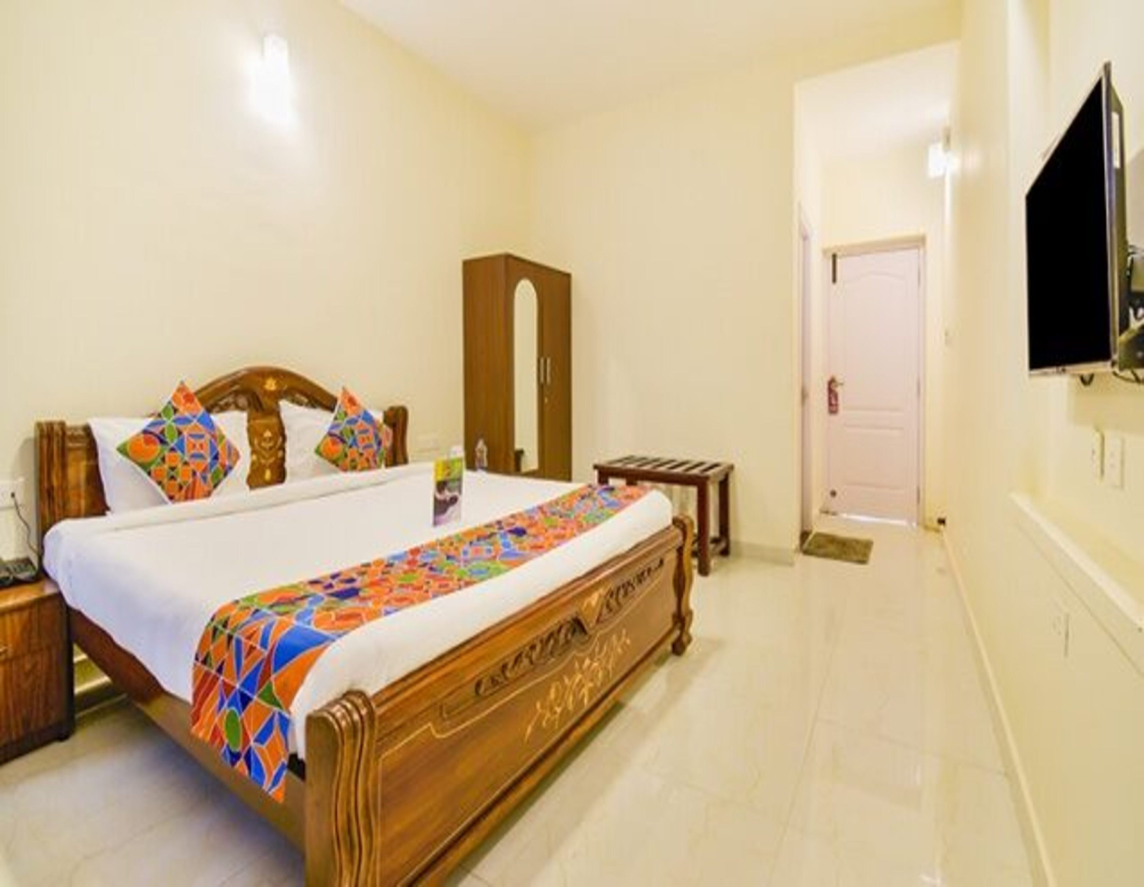 Egyptian cotton sheets, premium bedding, in-room safe, desk