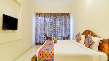 Egyptian cotton sheets, premium bedding, in-room safe, desk