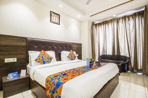 Egyptian cotton sheets, premium bedding, in-room safe, desk - FabHotel Le Continental (New Delhi)