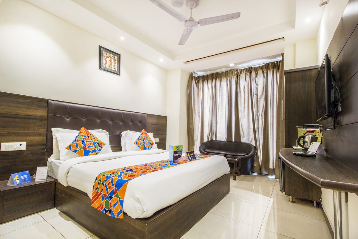 Deluxe Room | Egyptian cotton sheets, premium bedding, in-room safe, desk