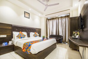 Deluxe Room | Egyptian cotton sheets, premium bedding, in-room safe, desk - FabHotel Le Continental (New Delhi)