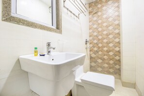 Standaard kamer | Badkamer | Een douche, een regendouche, gratis toiletartikelen, handdoeken