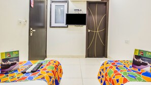 Una habitación con dos camas, televisión y una puerta de diseño exclusivo.