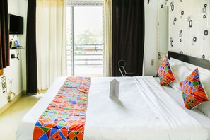 Egyptian cotton sheets, premium bedding, in-room safe, desk