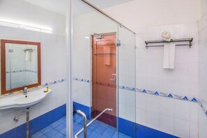 Shower, rainfall showerhead, free toiletries, towels - Fabexpress Picnic Plaza (Chennai)