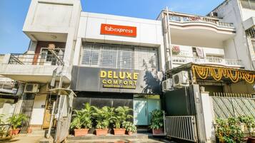 Pintu masuk properti