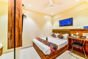 Kamar Deluks | Seprai katun Mesir, seprai premium, brankas, dan meja kerja