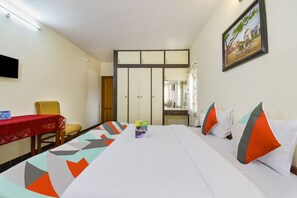 Egyptian cotton sheets, premium bedding, in-room safe, desk - Fabexpress Wenlock Homes (Ootacamund)