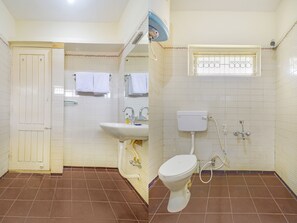 Deluxe Room | Bathroom | Shower, rainfall showerhead, free toiletries, towels - Fabexpress Wenlock Homes (Ootacamund)