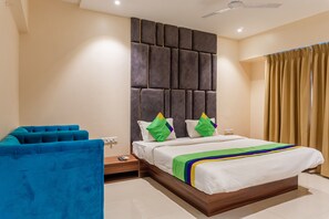 Deluxe Double Room | In-room safe, desk, iron/ironing board, free WiFi - Treebo Blossom - Viman Nagar (Pune)