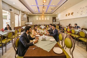 Restaurant - Fabhotel Bee Town (Indore)