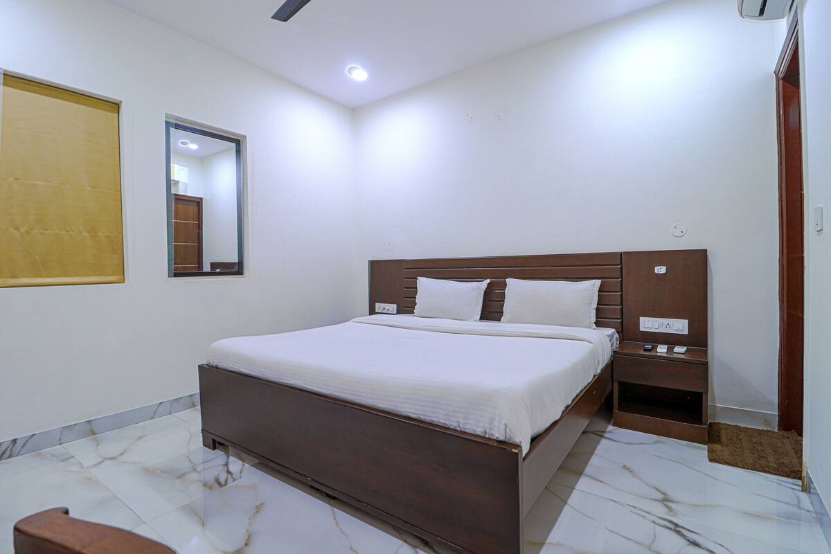 Deluxe Room | Egyptian cotton sheets, premium bedding, in-room safe, desk