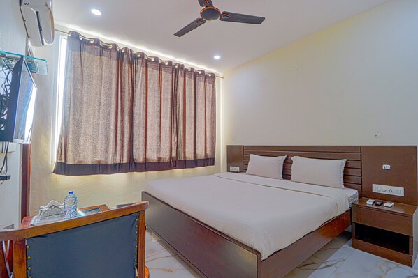 Egyptian cotton sheets, premium bedding, in-room safe, desk - Fabhotel Casa (Mohali)