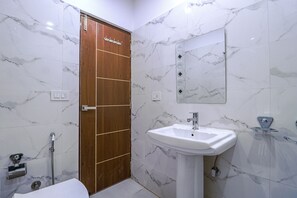 Premium Room | Bathroom | Shower, rainfall showerhead, free toiletries, towels - Fabhotel Casa (Mohali)