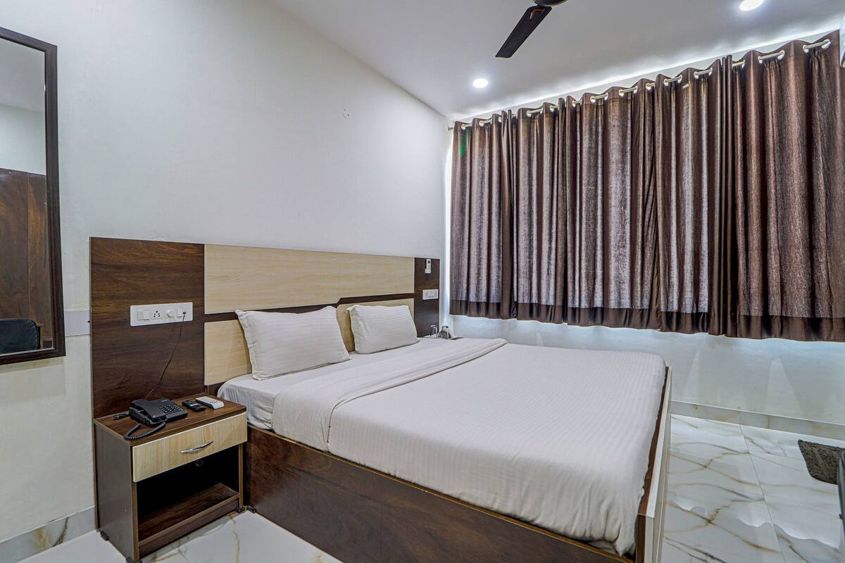 Premium Room | Egyptian cotton sheets, premium bedding, in-room safe, desk