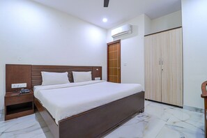Deluxe Room | Egyptian cotton sheets, premium bedding, in-room safe, desk - Fabhotel Casa (Mohali)