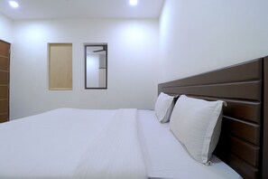 Executive Room | Egyptian cotton sheets, premium bedding, in-room safe, desk - Fabhotel Casa (Mohali)
