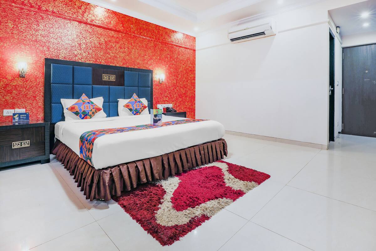 Egyptian cotton sheets, premium bedding, in-room safe, desk