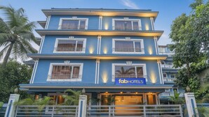A multi-story hotel with a blue facade, balconies, and a gated entrance. - Fabhotel Royal Mirage With Pool & Gym - Nr Candolim Beach (Candolim)