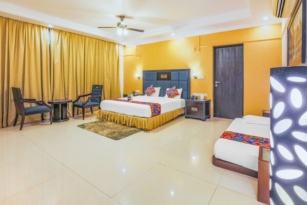 Egyptian cotton sheets, premium bedding, in-room safe, desk