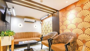 Lobby sitting area - Fabhotel Aayash (Bidhannagar)