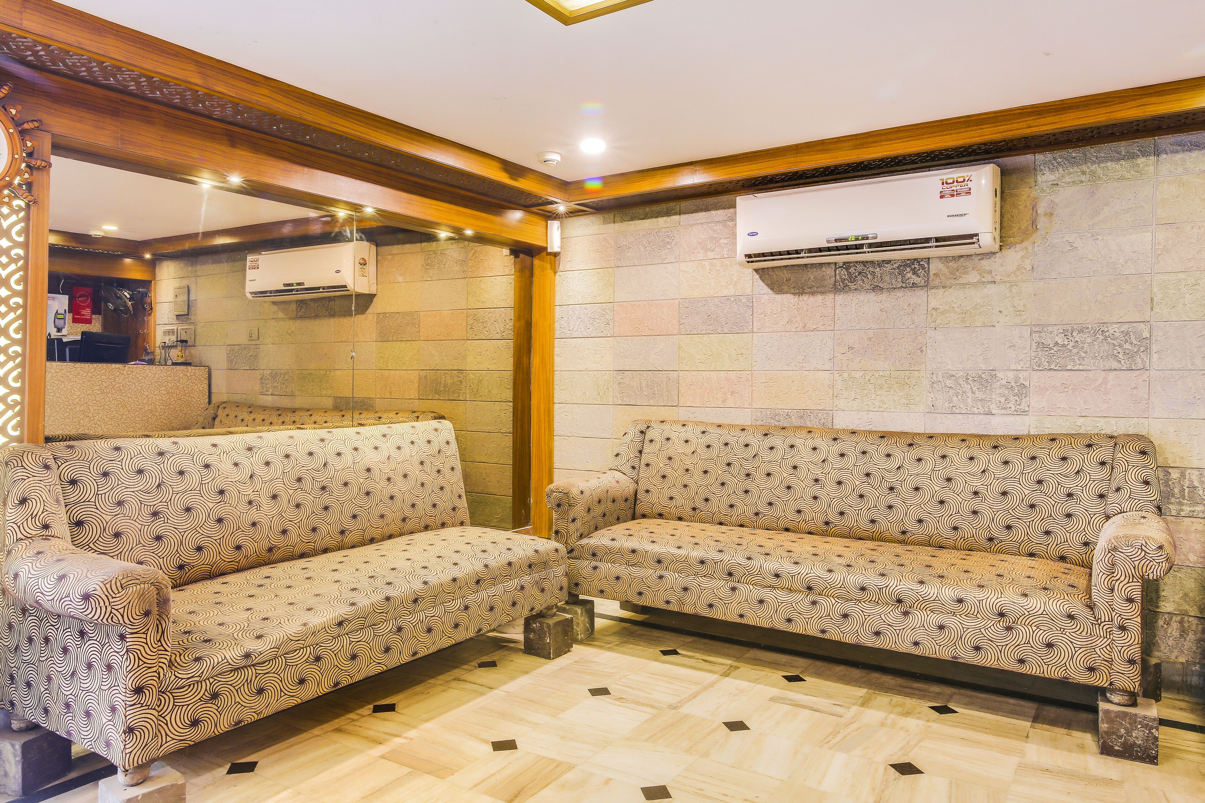 Foto - FabHotel Aayash - Nr City Center Metro Station