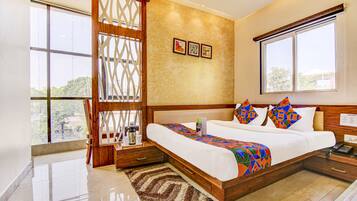 Egyptian cotton sheets, premium bedding, in-room safe, desk