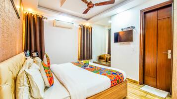 Egyptian cotton sheets, premium bedding, in-room safe, desk