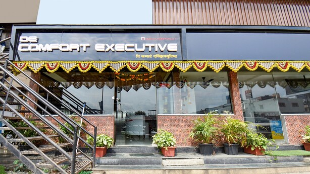 A hotel entrance with a sign reading "DE COMFORT EXECUTIVE." - Fabexpress Comfort Executive (Paud)