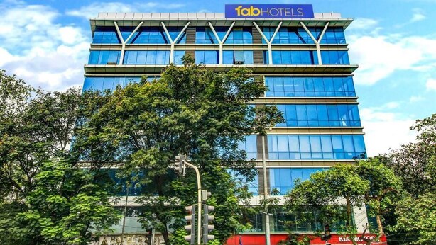Un moderno edificio de hotel con un letrero que dice "fabHOTELS" en la parte superior.