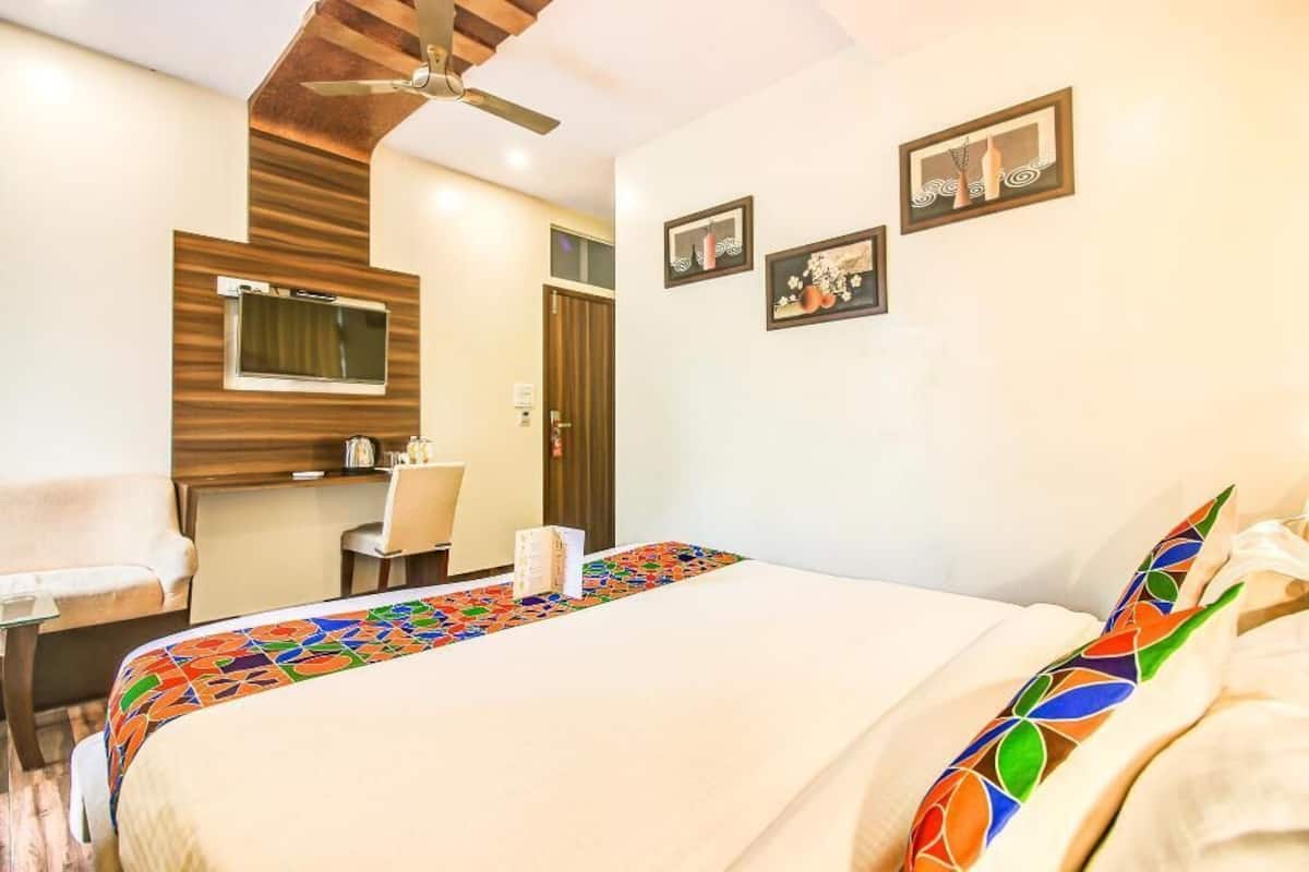 Egyptian cotton sheets, premium bedding, in-room safe, desk