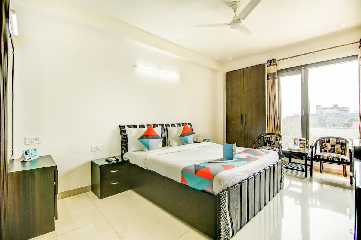 Executive Room | Egyptian cotton sheets, premium bedding, desk, soundproofing