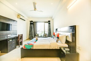 Egyptian cotton sheets, premium bedding, desk, soundproofing - Fabexpress Hemkunt Residency (Noida)