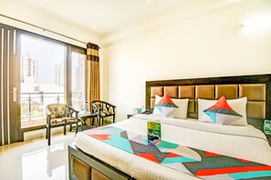 Egyptian cotton sheets, premium bedding, desk, soundproofing - Via Hemkunt Residency - Nr Yatharth Super Speciality Hospital - Noida 110 (Noida)