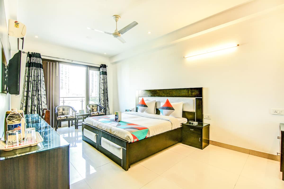 Premium Room | Egyptian cotton sheets, premium bedding, desk, soundproofing